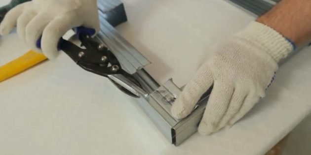 С помощью ножниц вырежьте пазы по ширине профиля