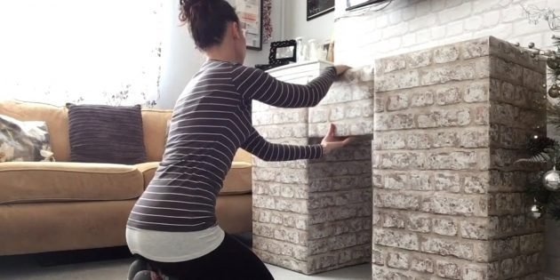 Как сделать декоративный камин своими руками: с помощью клейкой ленты прикрепите последний короб сверху между колоннами