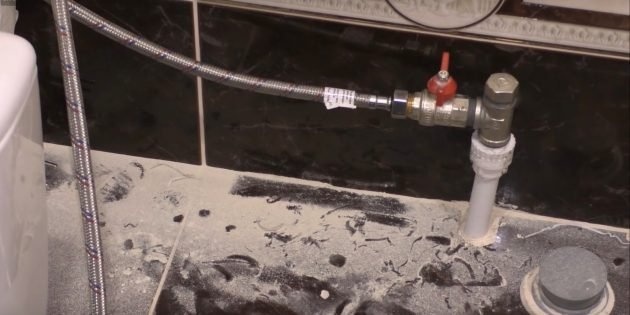 Установите тройник на входе холодной воды на стояке.