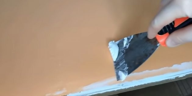 Как сделать декоративный камин своими руками: заполнить все стыки и трещины мастикой