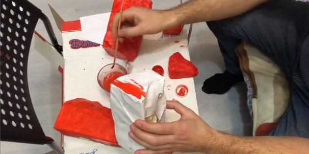 Покройте кусочки монтажной пены бумагой, смоченной в клее ПВА, а затем раскрасьте их.