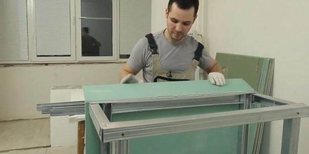 Обрежьте выступающие части листа