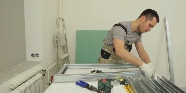 Отрежьте два длинных и два коротких профиля для создания фриза