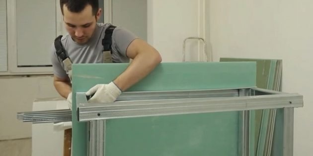 Ваш собственный декоративный камин: вырежьте кусок гипсокартона и прикрепите его к задней части рамы с помощью шурупов.