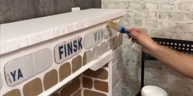 Накройте всю поверхность камина 1-2 слоями бумажных полотенец.