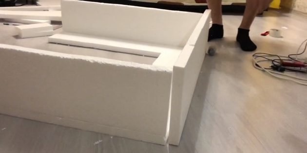 Декоративный камин ручной работы: сделайте еще один прямоугольник по ширине камина и приклейте его сверху