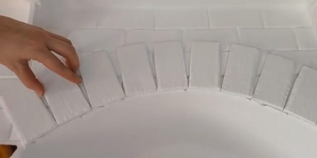 Сделайте декоративный камин своими руками: покрасьте несколько кирпичей и приклейте их по краю свода