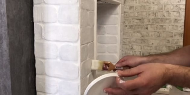 После высыхания покрасьте ее белой акриловой матовой краской в несколько слоев.