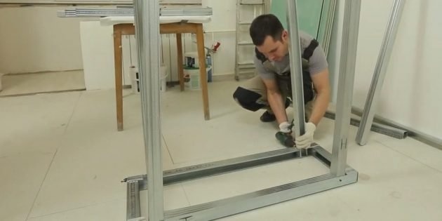 Ваш собственный декоративный камин: вставьте ножки в основание и установите сверху каркасный камин