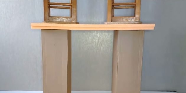 Декоративный камин ручной работы: приклейте полку и оставьте под грузом на 30 минут