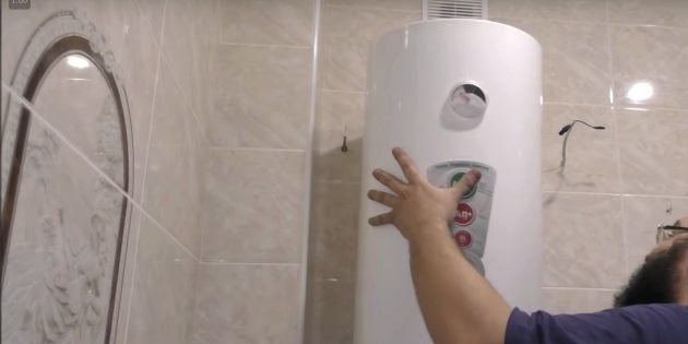 Подвесьте обогреватель на крепежные элементы