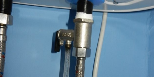 Наденьте шланг на носик предохранительного клапана и направьте его к сливу.