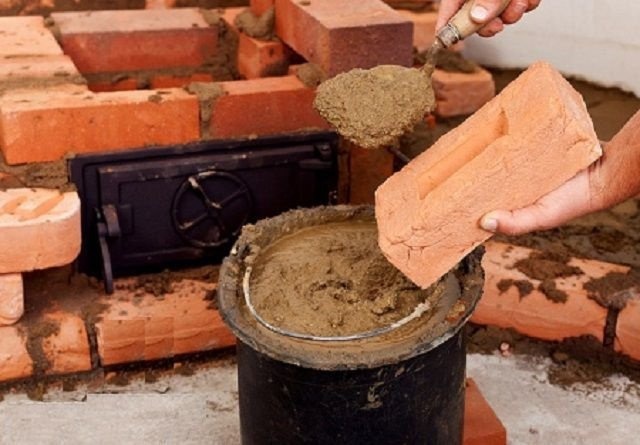 Настоящие мастера никогда не заменят традиционный глиняный раствор готовым термостойким цементным раствором.
