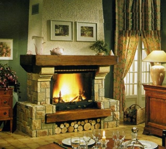 Комбинированный вариант - приемы декорирования верхней и нижней частей камина различны
