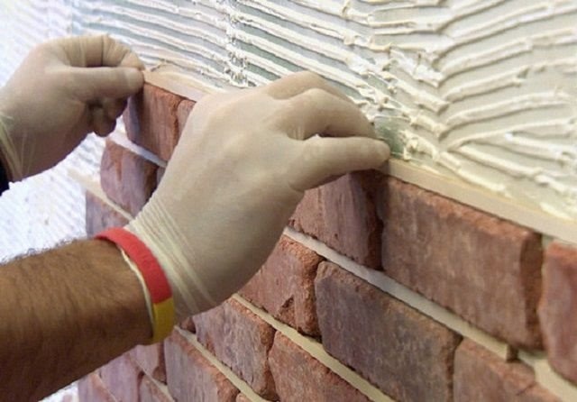 Работу можно упростить, установив временные калибровочные планки для обеспечения равномерной толщины шва.
