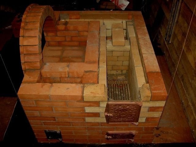 В верхней части камина подготовлено место для чугунной варочной панели.
