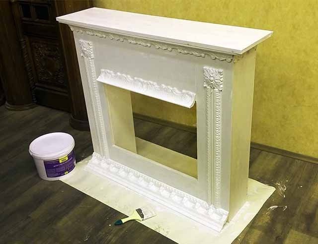 Самый простой вариант - просто покрасить камин в белый цвет.
