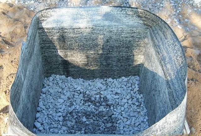 В этом случае опалубкой служат стенки самой траншеи, выложенные просмоленной бумагой.
