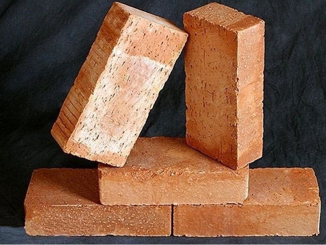 Красный кирпич подходит для стенок камина.
