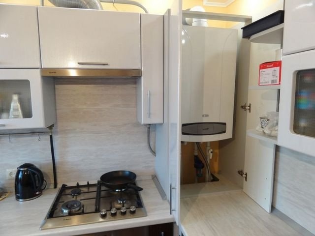 По общему мнению, кухня - лучший, а зачастую и единственный вариант для установки газового котла.
