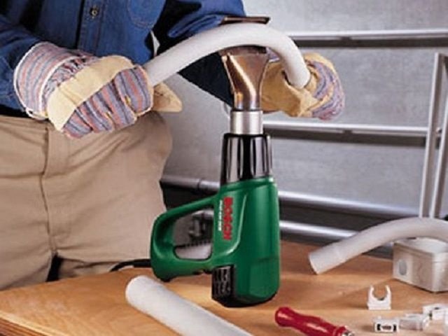 Можно согнуть трубы, нагревая их феном. Но не увлекайтесь - лучше использовать профильные аксессуары.
