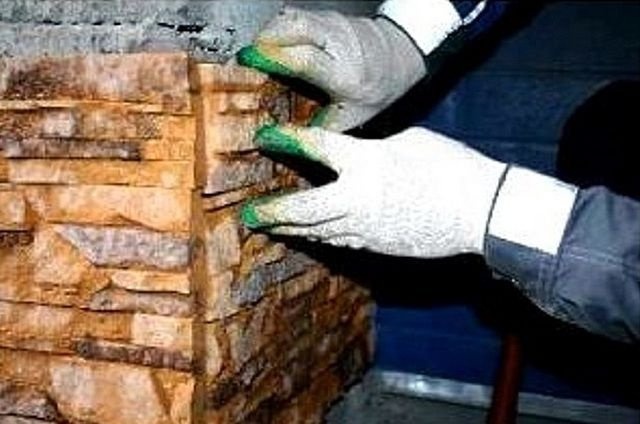 Плитки укладываются в упорядоченном порядке снизу вверх.
