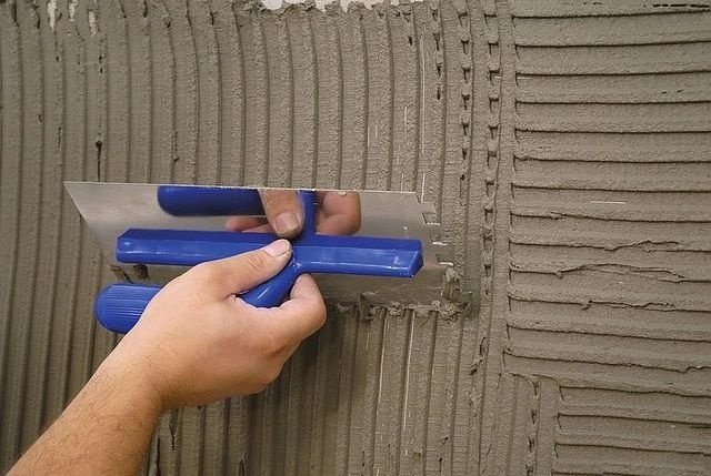 Нанесение клея на декоративную плитку
