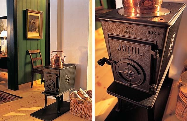 Камин в интерьере загородного дома.