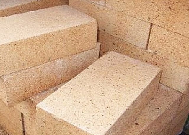 Топка должна быть выложена кирпичами из огнеупорной глины.
