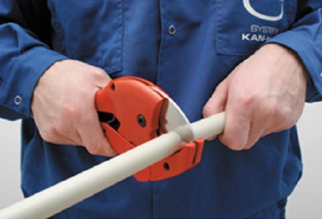 Резка труб специальными труборезами
