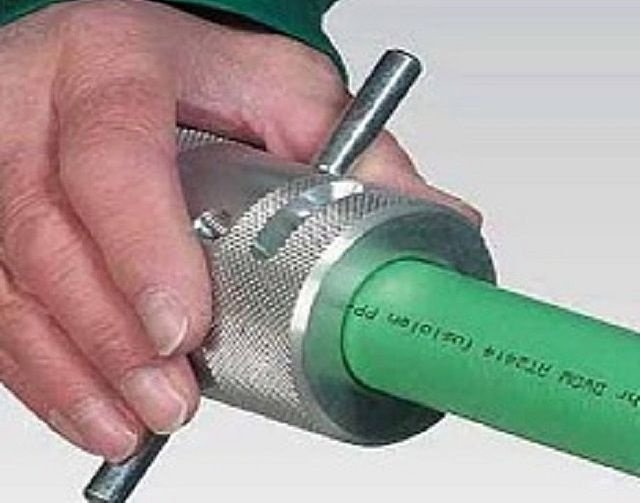 Зачистка участка трубы с помощью трубного скребка
