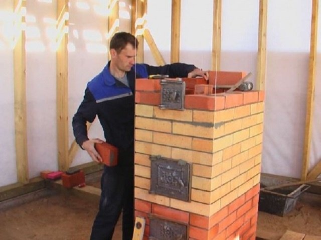 Шнуры, натянутые вертикально, являются вспомогательным средством для проверки точных углов конструкции радиатора.
