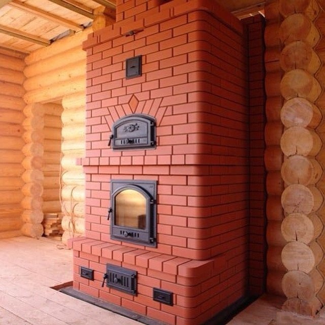 Плита с широким очагом и прозрачной заслонкой, помимо всего прочего, становится отличным камином
