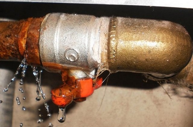 Утечка через стыки все же является наиболее благоприятным результатом, если давление в системе превысило допустимый уровень.
