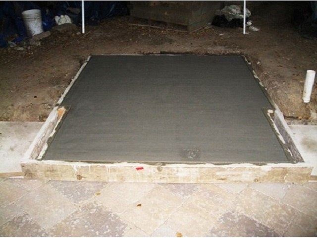 Бетон заливается в опалубку - мы ждем, пока он полностью созреет и наберет прочность.
