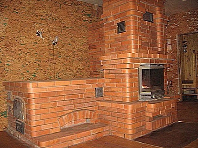 Каминная печь с удобной кроватью
