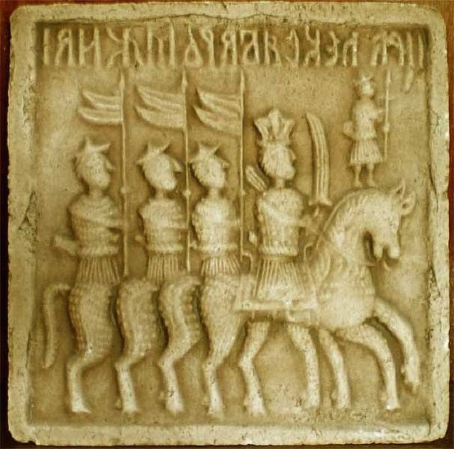 С древних времен рельефные изображения и композиции использовались для украшения
