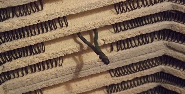 Вариант расположения термопары внутри камеры муфельной печи.
