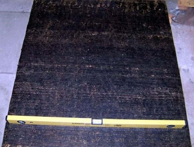 Готовый фундамент обязательно отделяется от стены влагозащитным барьером - битумным рубероидом.
