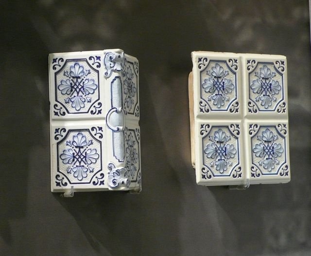 В дополнение к типичным настенным плиткам предлагаются фасонные плитки для наружных углов, полок и плинтусов.
