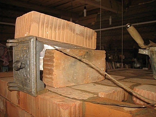 Вот как установить чугунную дверь
