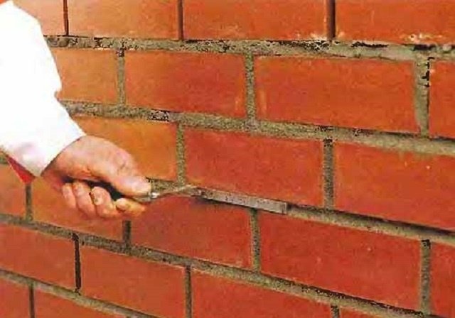 Если в дальнейшем печь не планируется отделывать штукатуркой, керамической плиткой или кафелем, то швы необходимо заделать.
