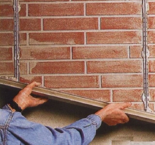 Выравнивание стены плиты с помощью штукатурки
