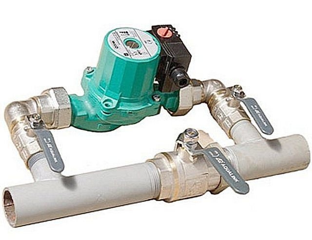 Подключение насоса позволяет быстро перейти от естественной циркуляции к принудительной.
