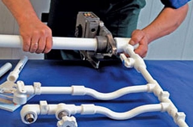 Некоторые крупные соединения проще собрать на верстаке, а затем приварить к отопительному контуру.
