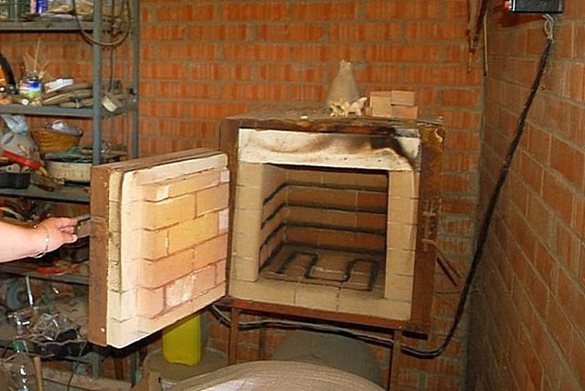 Один из многих примеров муфельной печи ручной работы
