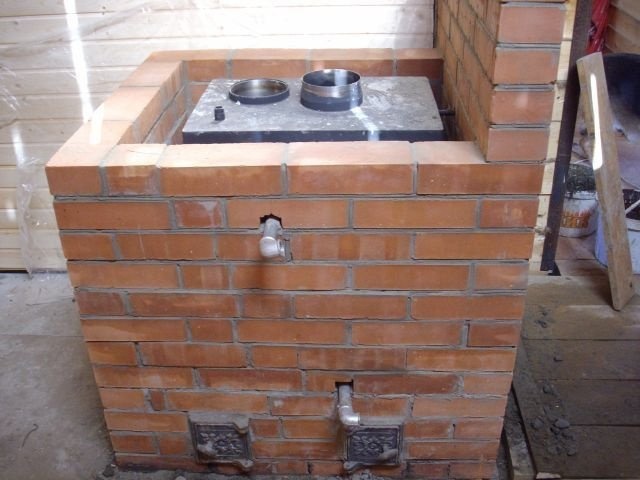 Другой вариант - металлический кожух очага с кирпичами
