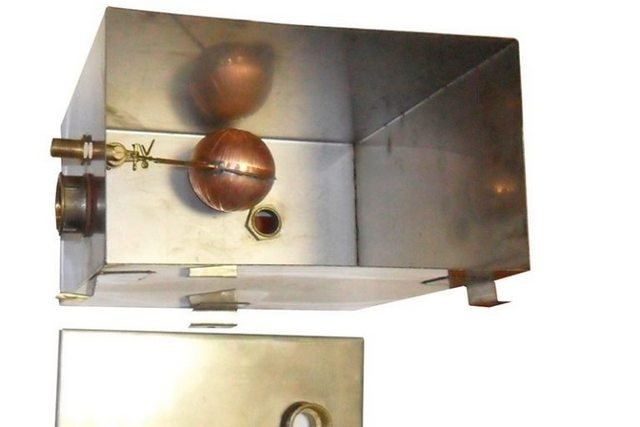 Откройте расширительный бачок с помощью 