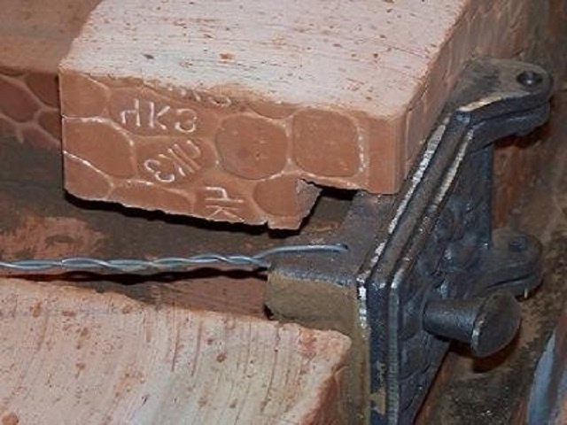 Дверца камина, дверца зольника и дверца плиты устанавливаются на проволоку, которая вставляется в щели между кирпичами.
