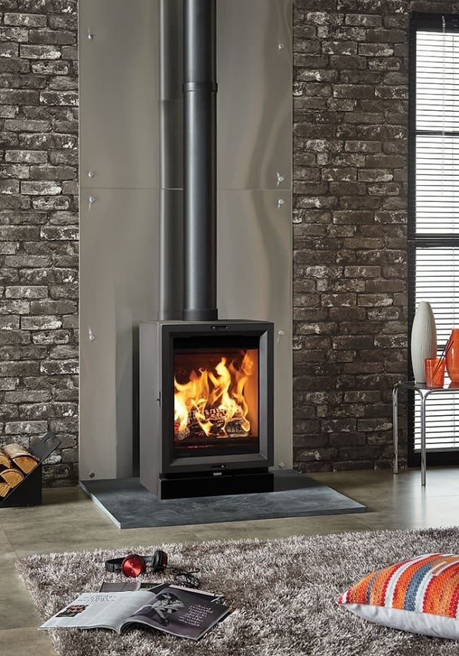 Приятный отдых у камина дарит ощущение безграничного счастья и улучшает настроение.